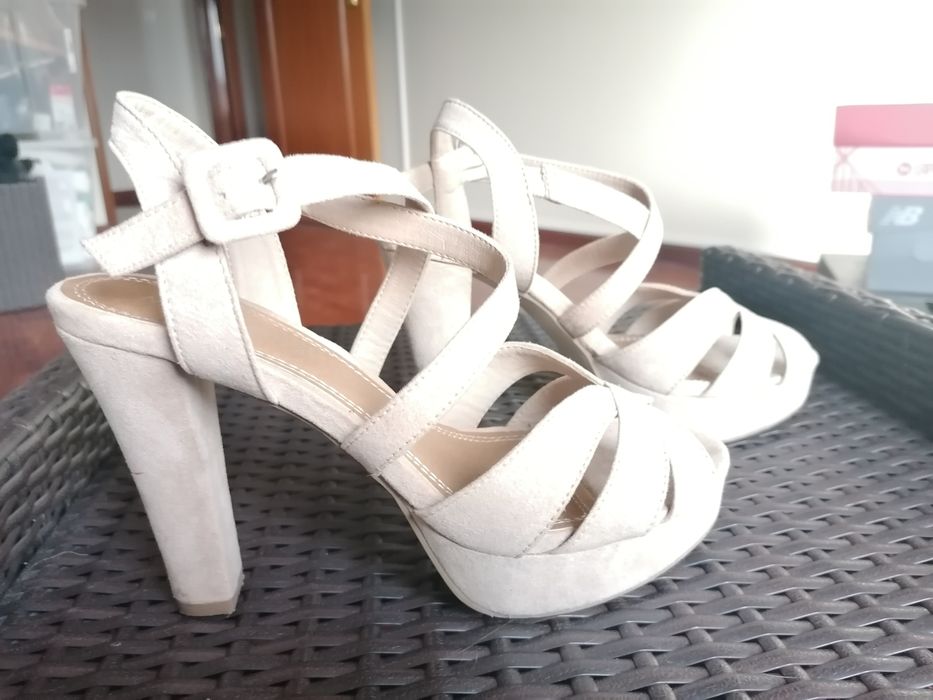 Sandália de cerimónia. Como novas.