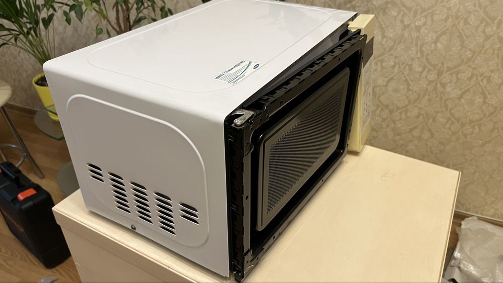 Мікрохвильова піч на запчастини Samsung, модель MW63FR