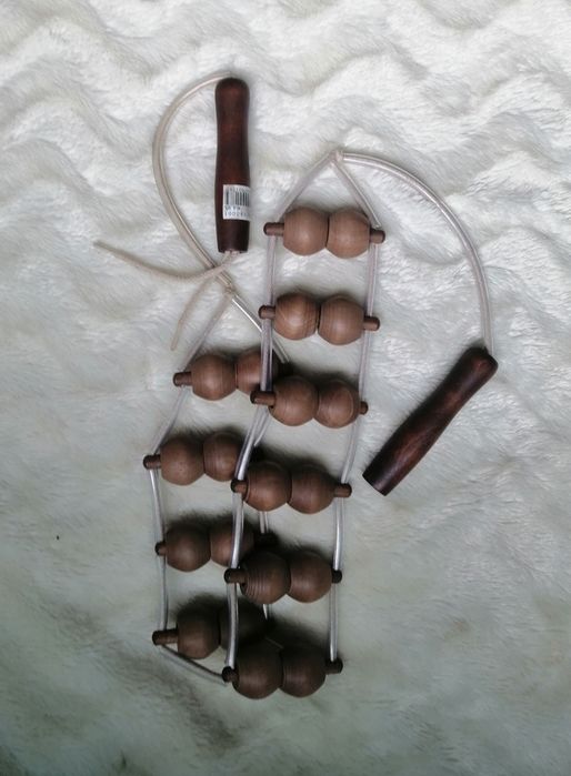 Massajador de costas com bolas em madeira.