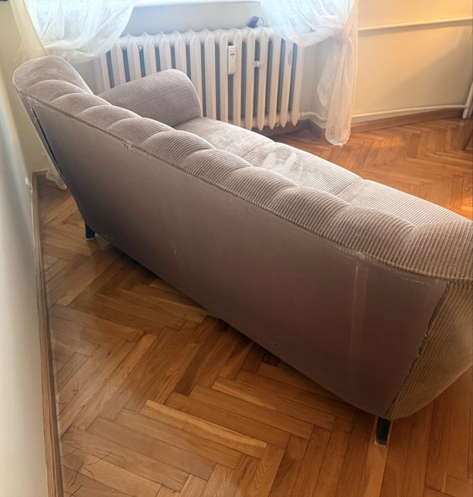 Welurowa sofa w stylu retro.