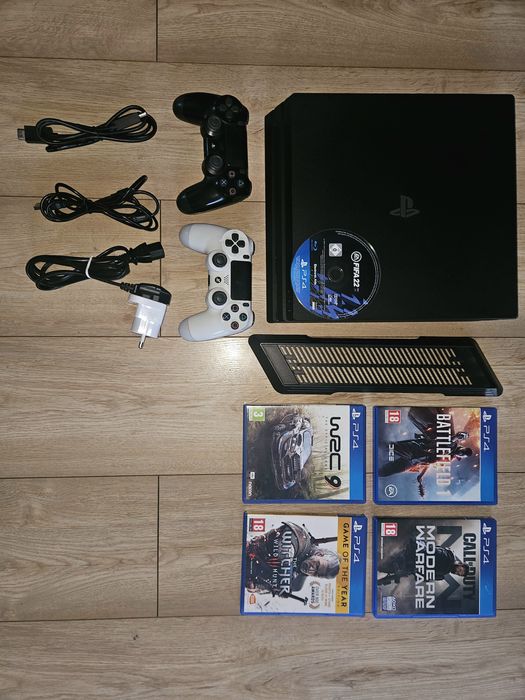 Playstation 4 Pro + Pad + Gry