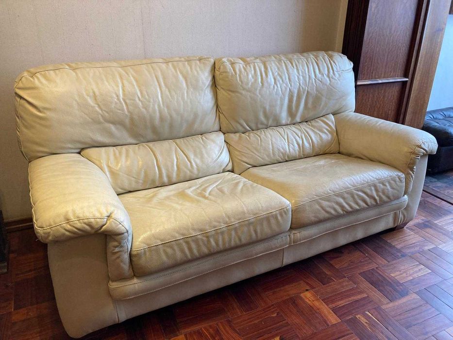 Sofa e poltronas em pele 1 sofa bege e 2 poltronas castanhas