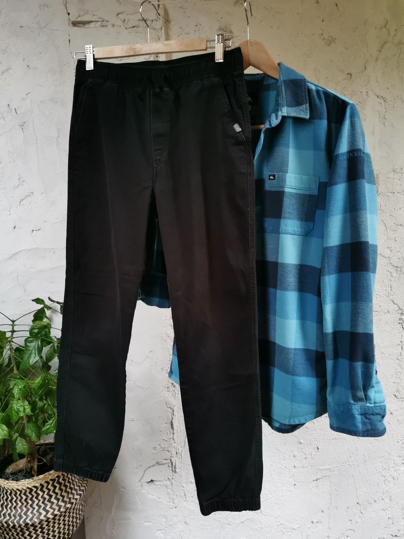 Męska koszula Quiksilver XS + czarne spodnie H&M r. 164 cm
