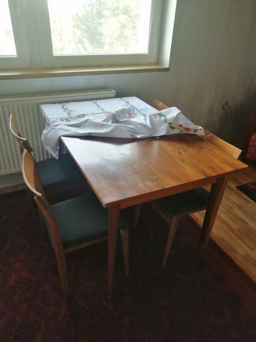 Stół i 4 krzesła tapicerowane