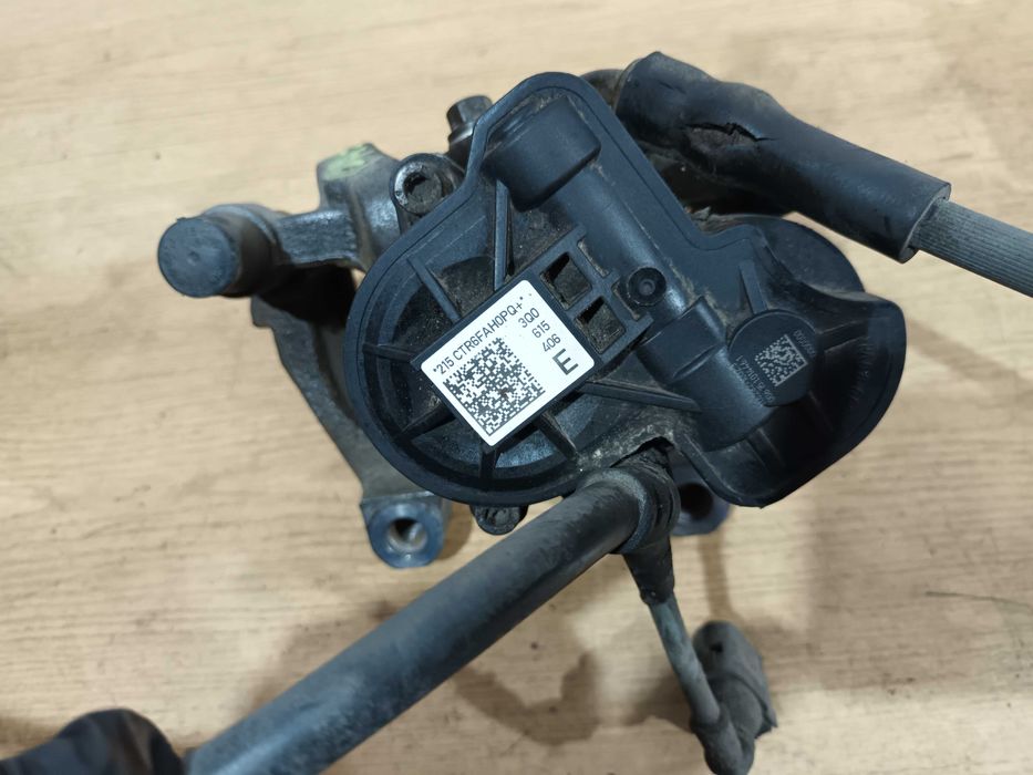 VW Passat B8 zacisk elektryczny jarzmo hamulcowy lewy tył tylny