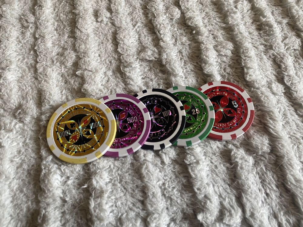 Zestaw żetonów poker/blackjack/kasyno, karty, but krupierski, tacka