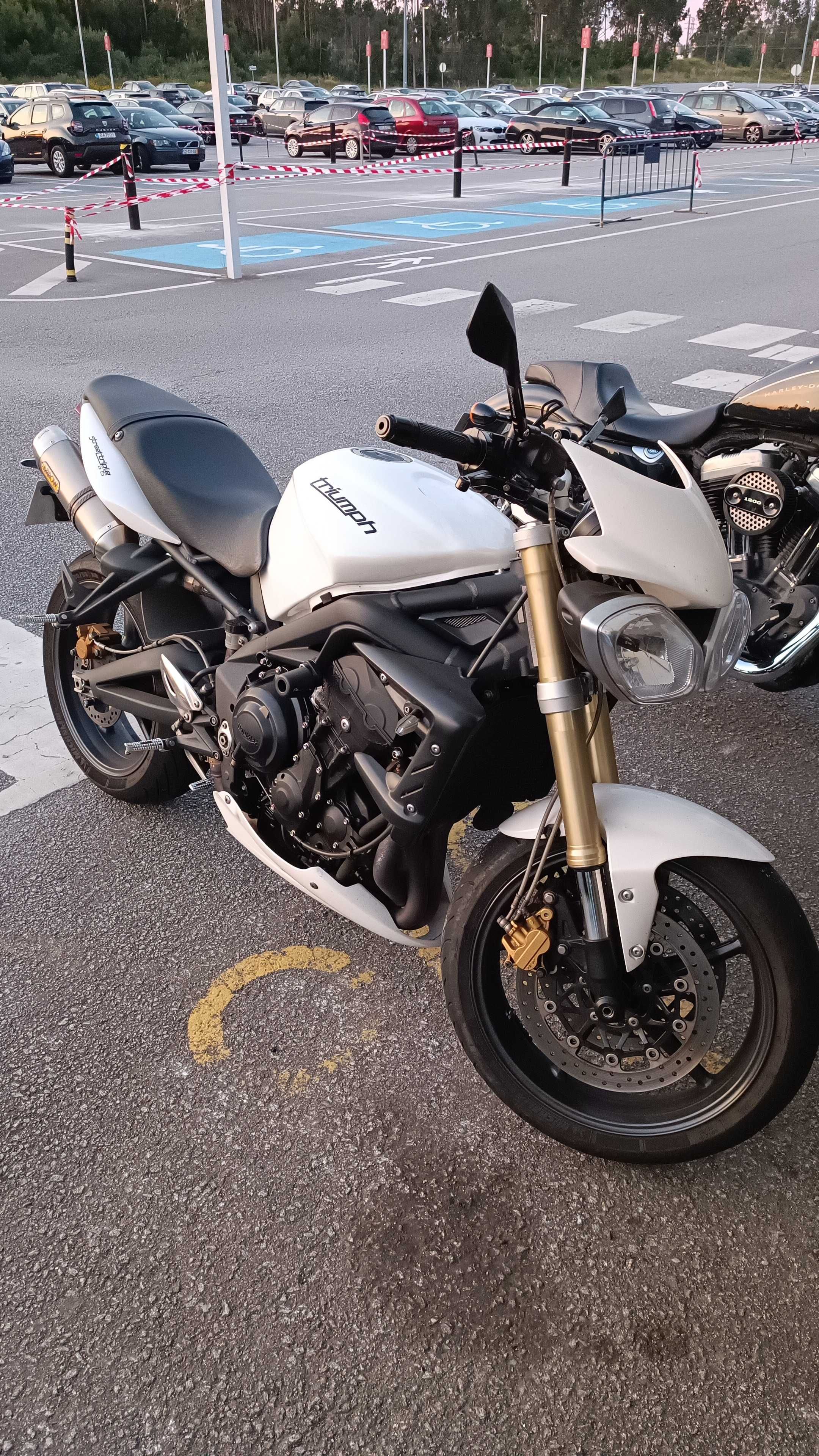 Moto triumph street triple