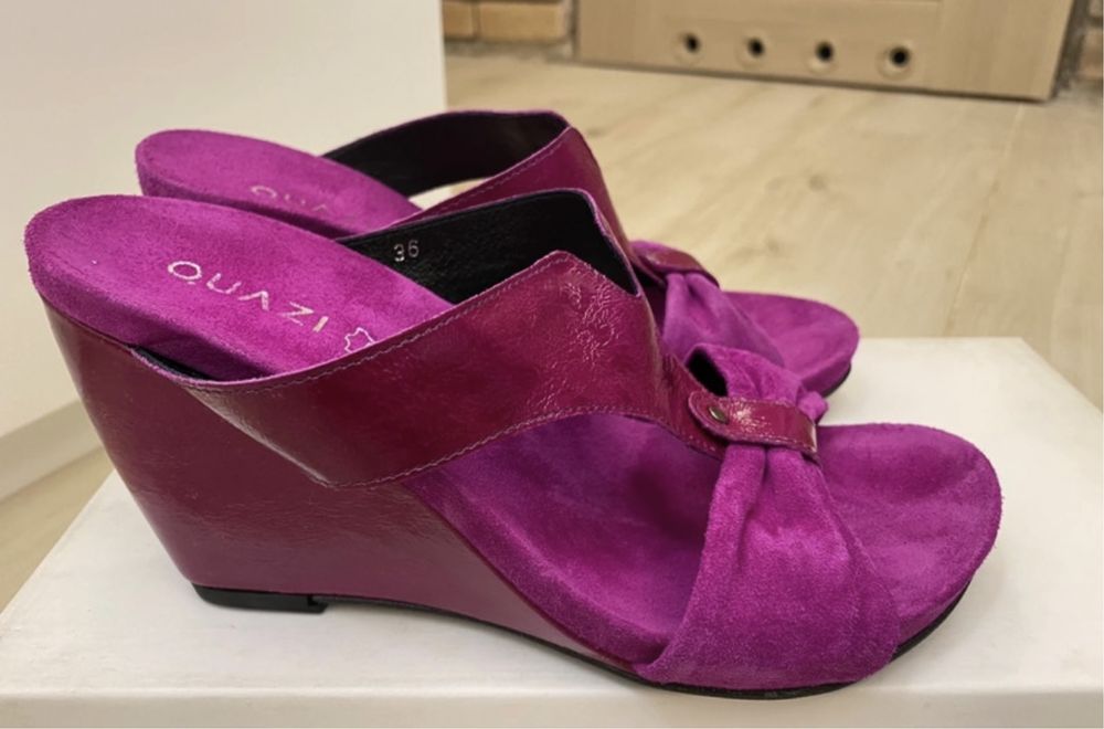 Całkowicie nowe skórzane klapki na koturnach rozm.36