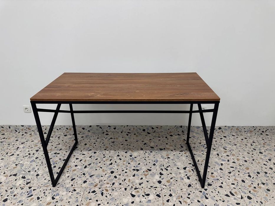 Стіл офісний коричневий