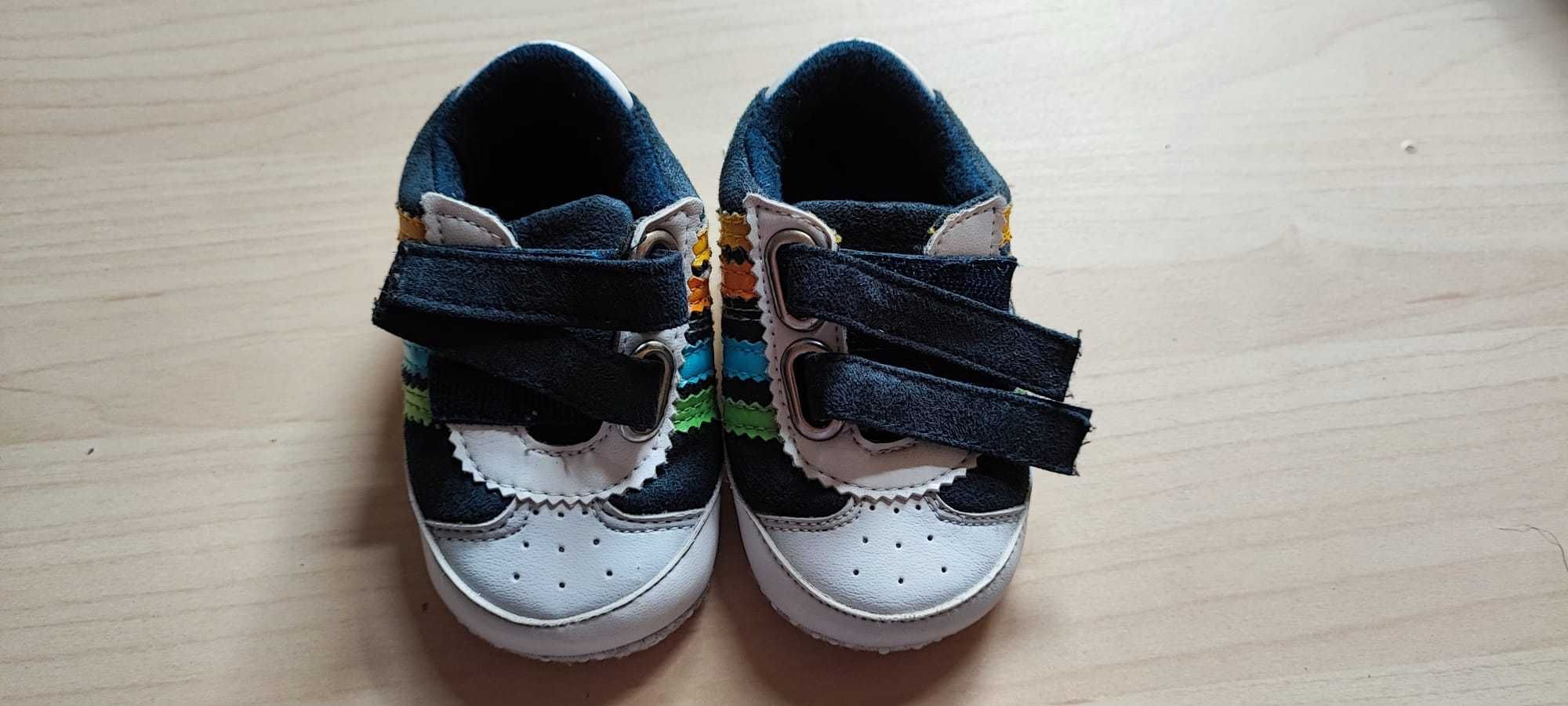 Sapatos bebé com riscas coloridas