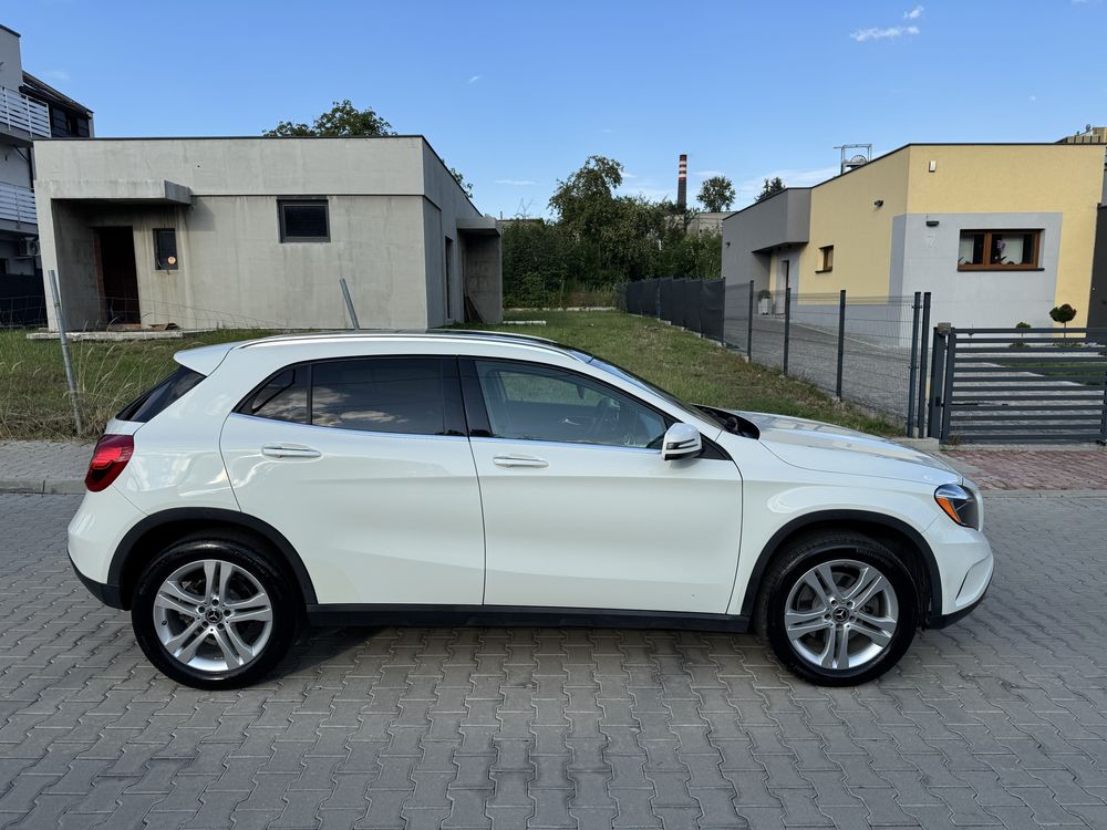 Mercedes GLA 250 4matic bezwypadkowy/panorama/harman kardon /