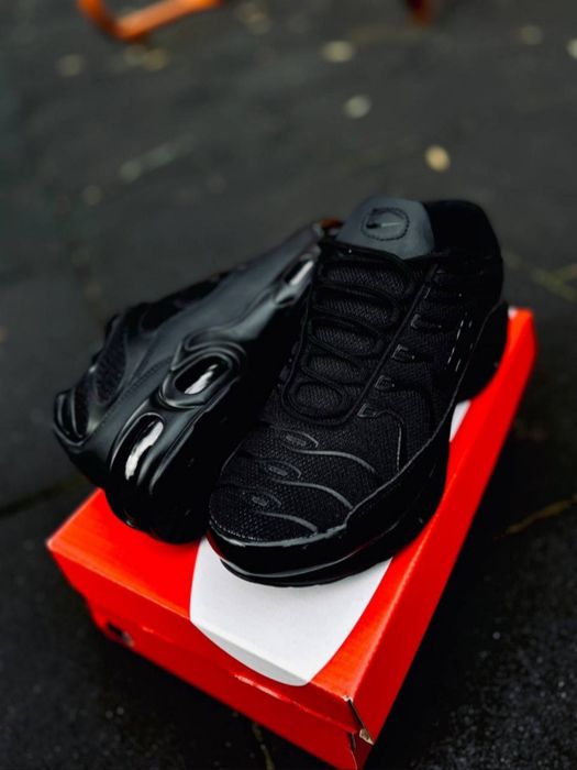 Черные стильные кроссовки Найк ТН+/минимализм и тёмный цвет-ключ побед