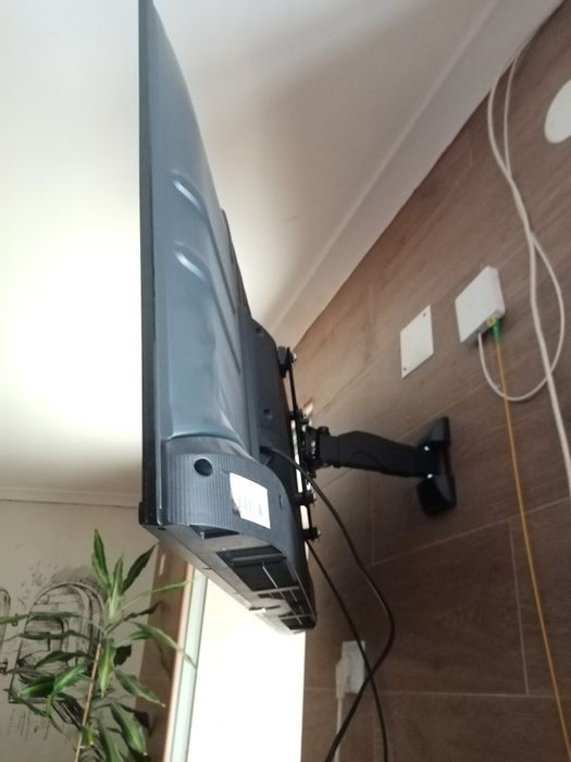 Televisão Hisense + Suporte