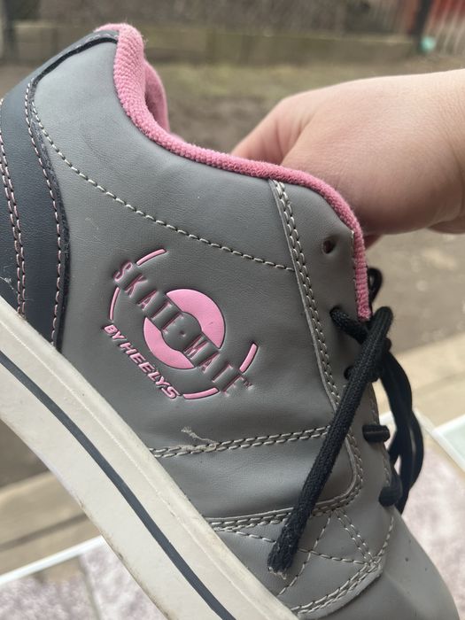 Кроси на колесику віддам