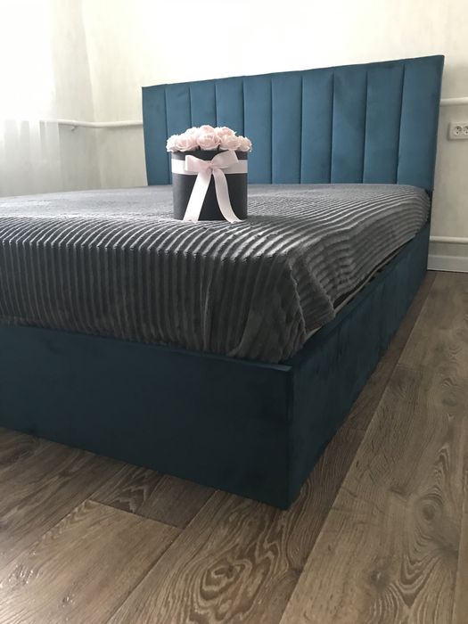 Двоспальне  ліжко з меблевого велюру, нове, з ламелями