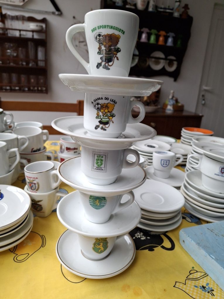 Vendo chávenas de café com pires de clubes