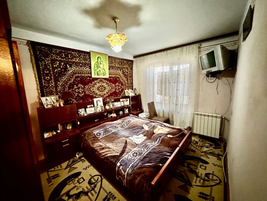 Продається 4-кімнатна квартира смт. Заводське