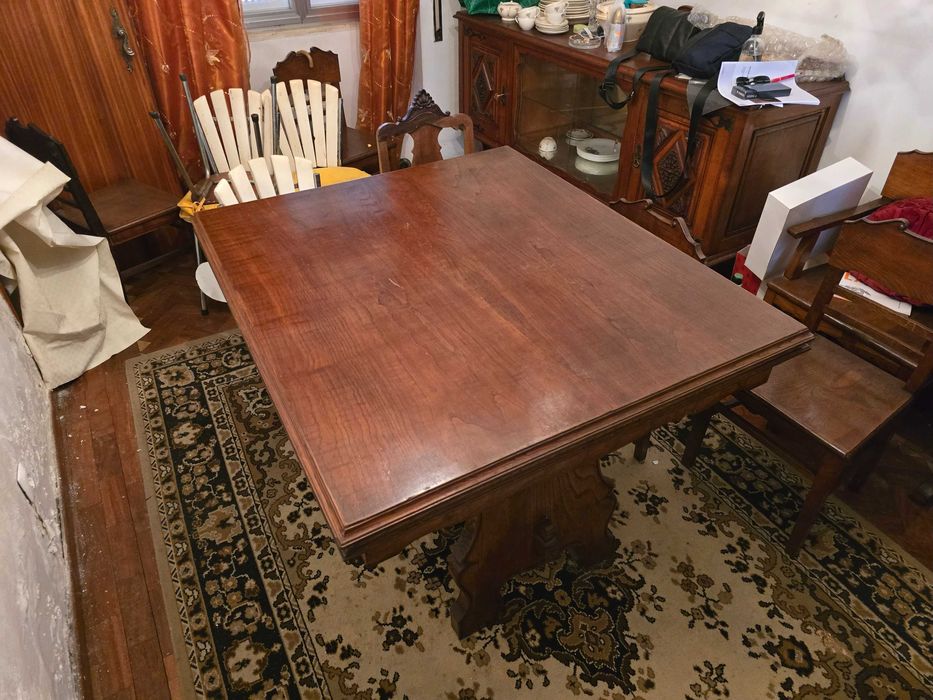 Conjunto de mobília de sala de jantar - mesa, cadeiras, aparadores