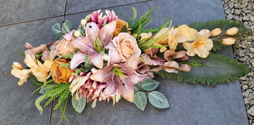 Kompozycja kwiatowa na grób cmentarz stroik ikebana Z133
