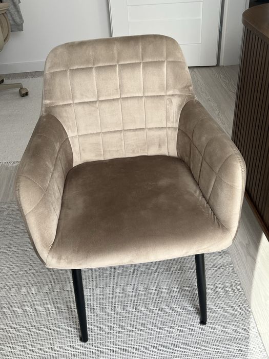 Komplet czterech welurowych krzeseł