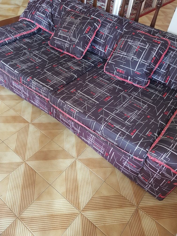 2 Sofás com almofadas