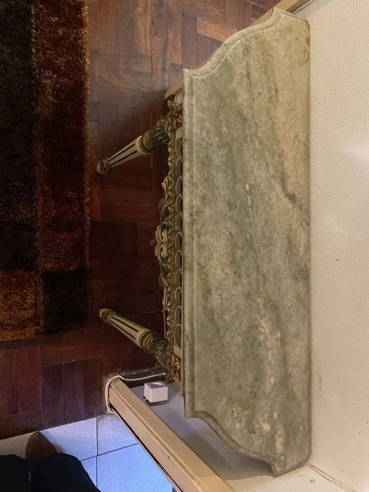 Vende-se mesa de apoio e espelho