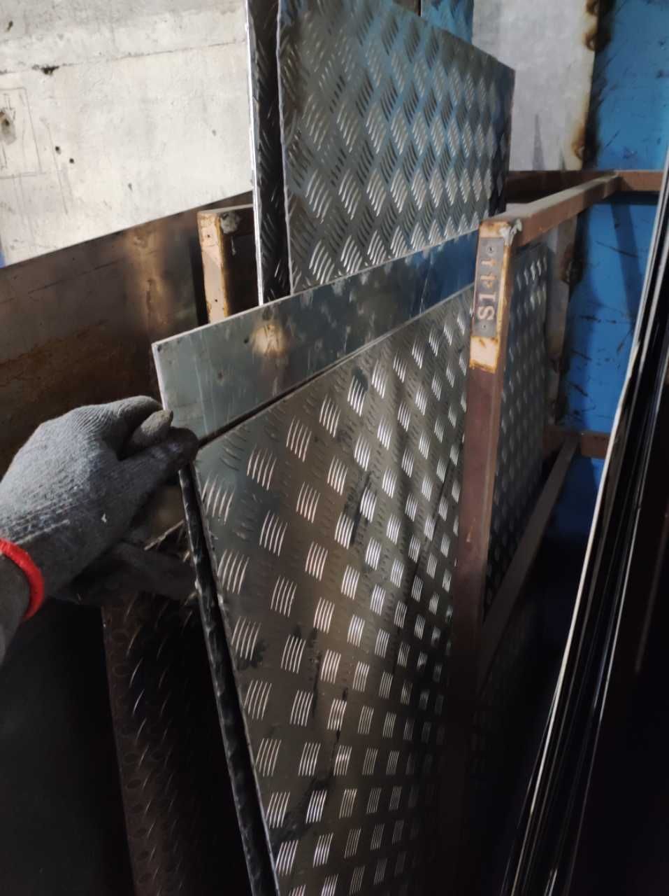 Tania blacha aluminium ryflowana kawałki, odpady 2 gat. + cięcie Wawa