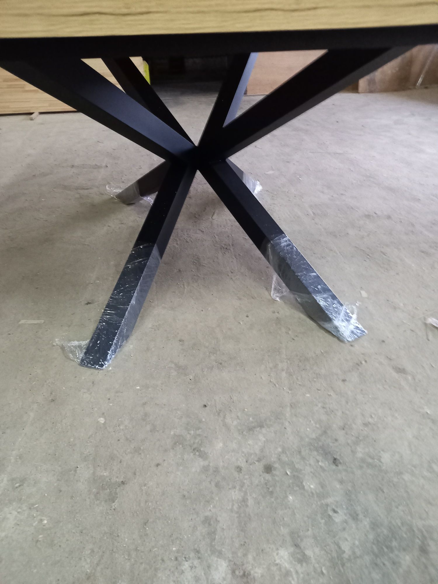 Stół z metalową nogą