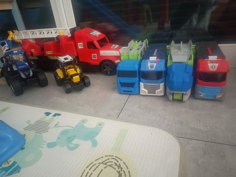 Auta plastikowe, lawety, staż pożarna i dwa traktory