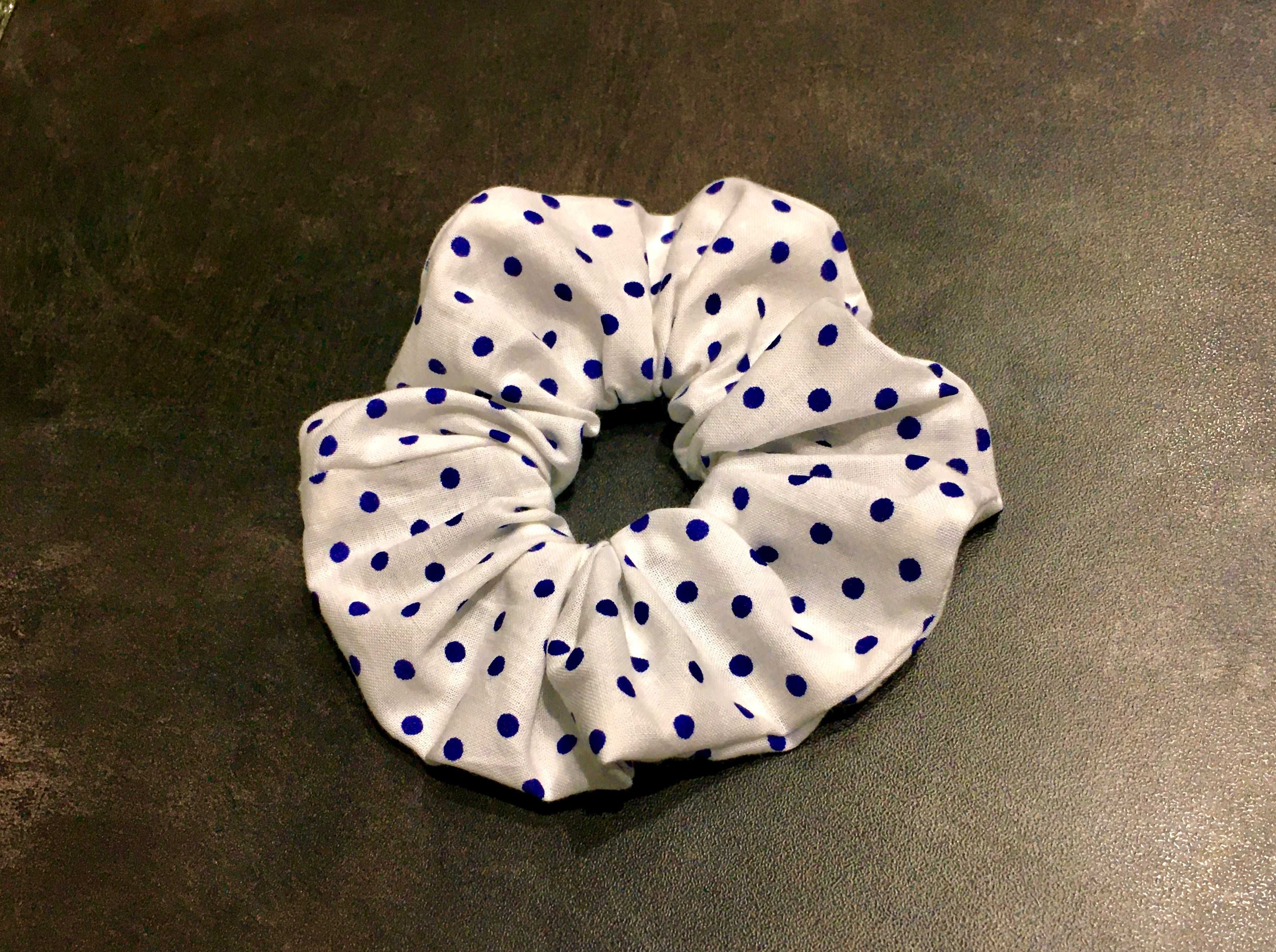 Scrunchie białe w granatowe kropki.