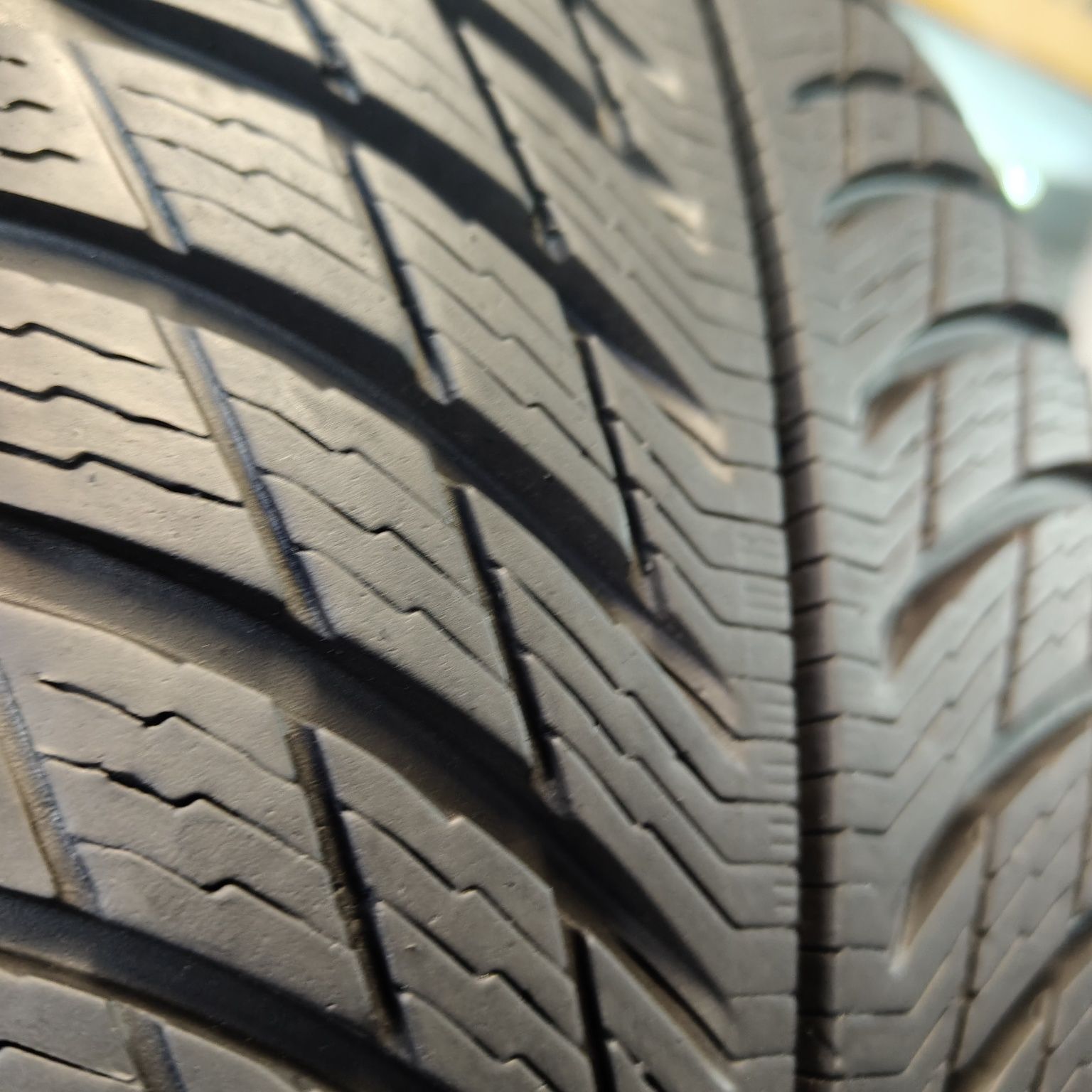 215/65/17 Sprzedam parę opon zimowych Michelin