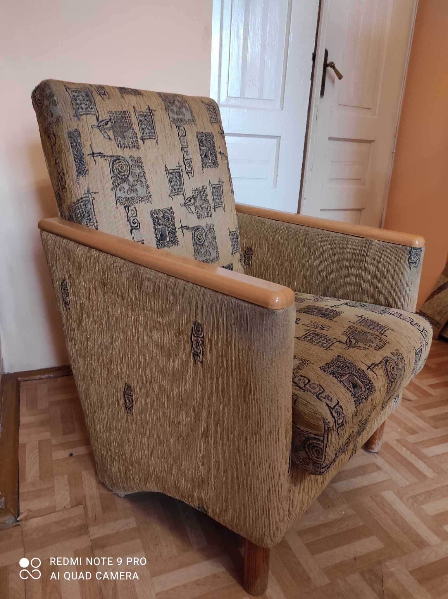 Dwa używane krzesła w dobrym stanie