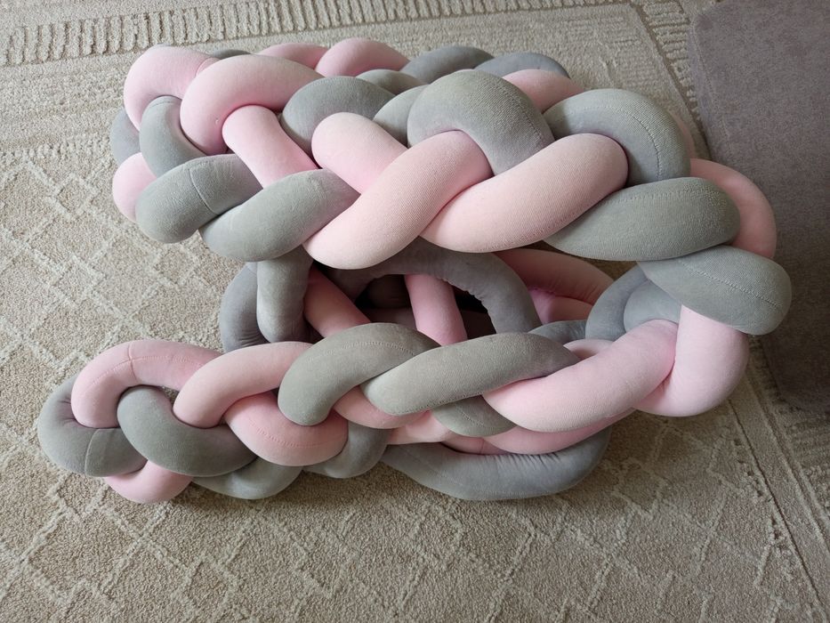 Warkocz ochraniacz do łóżeczka dziecięcego.