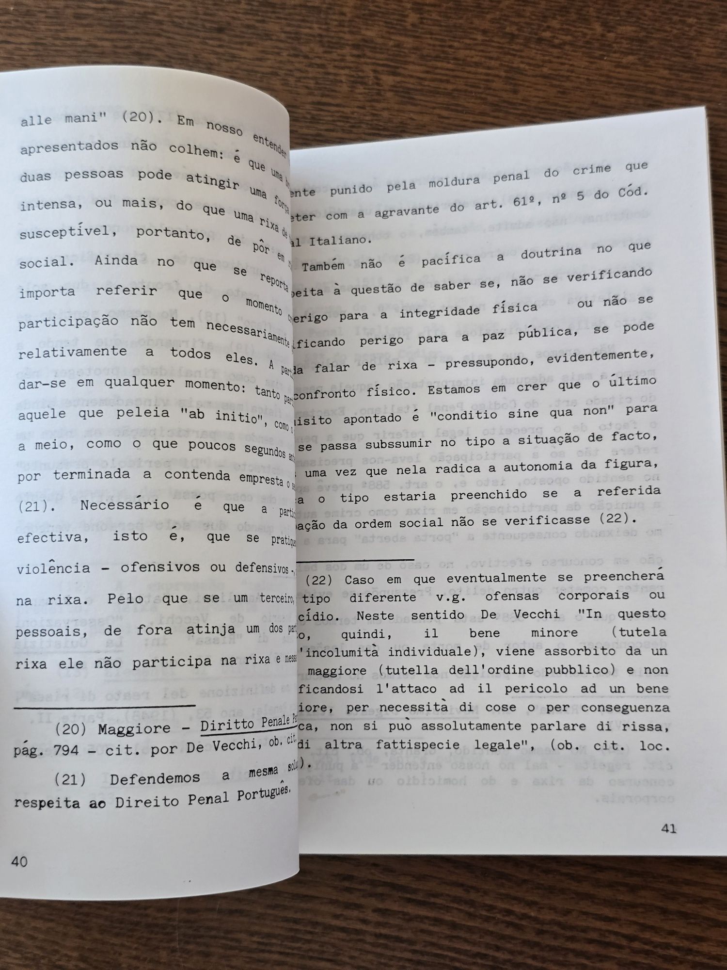 Livros jurídicos / Direito / 1 = 2,5€ / 10 = 20€