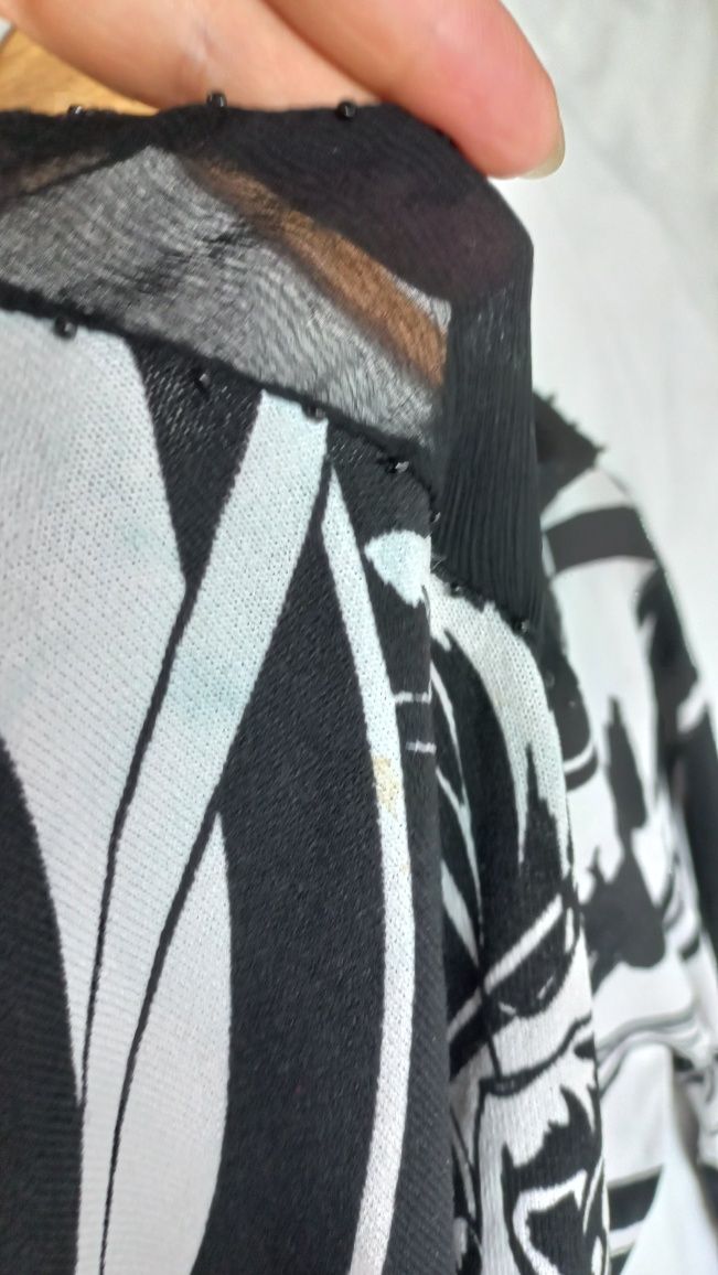 Camisola preta e branca decote com missangas e tecido transparente