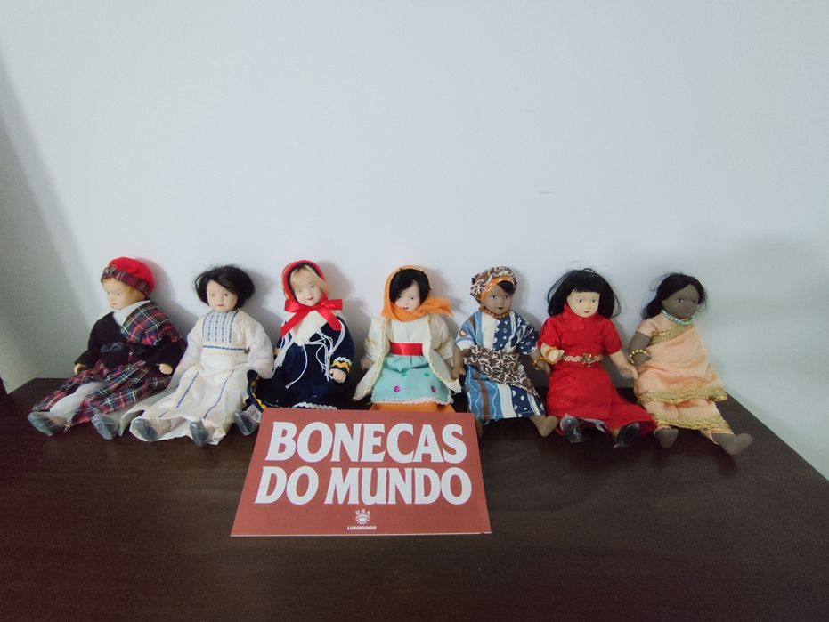 Coleção de bonecas do mundo em porcelana.