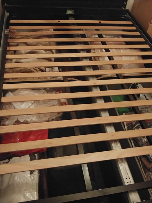 Estrado cama de casal em metal e ripas de madeira