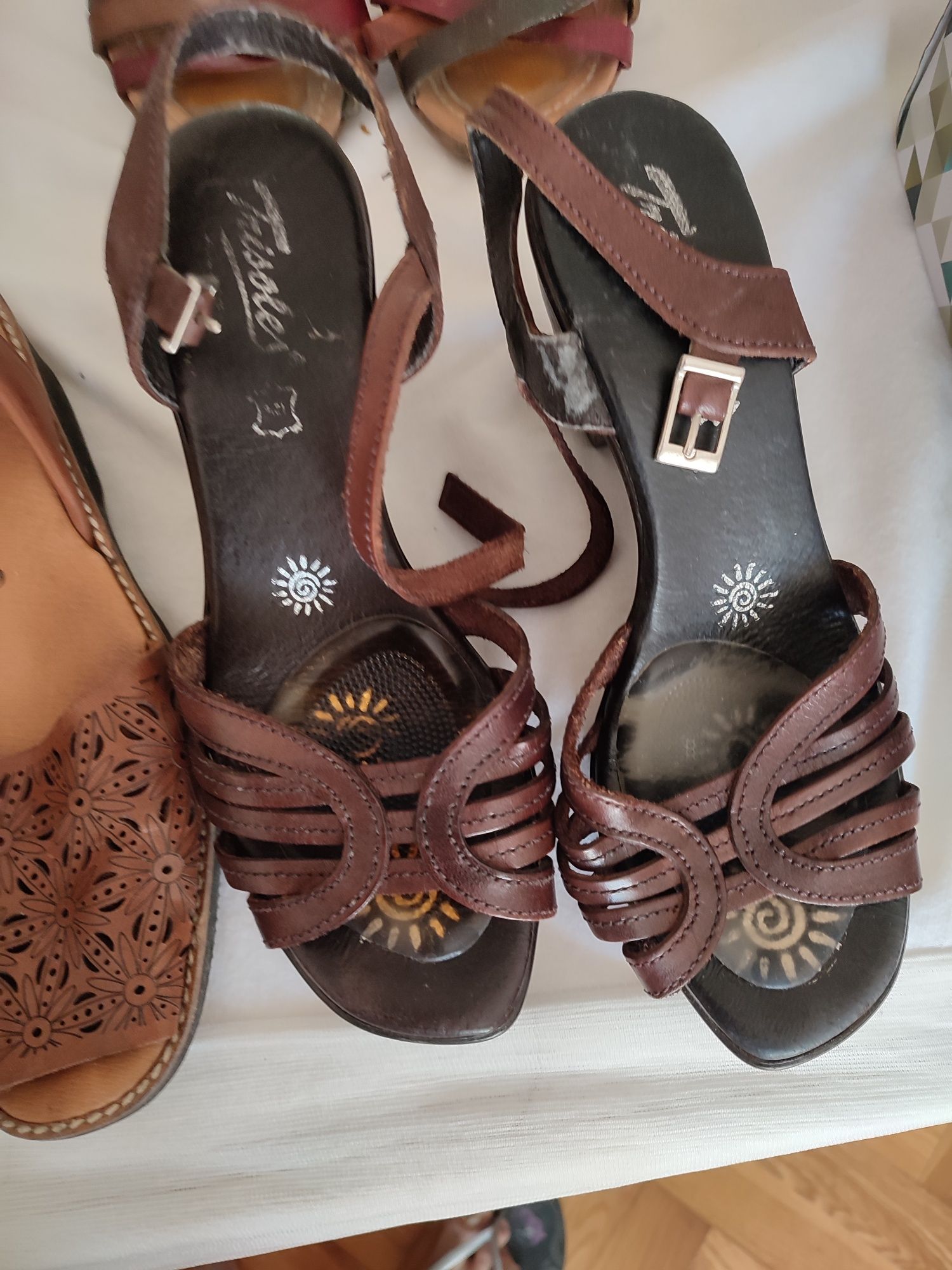 5 pares de sandálias