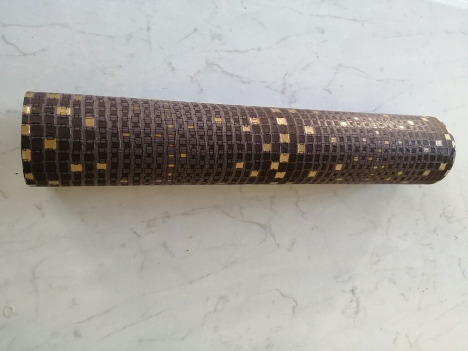 Rolo de papel de parede castanho e dourado quase novo