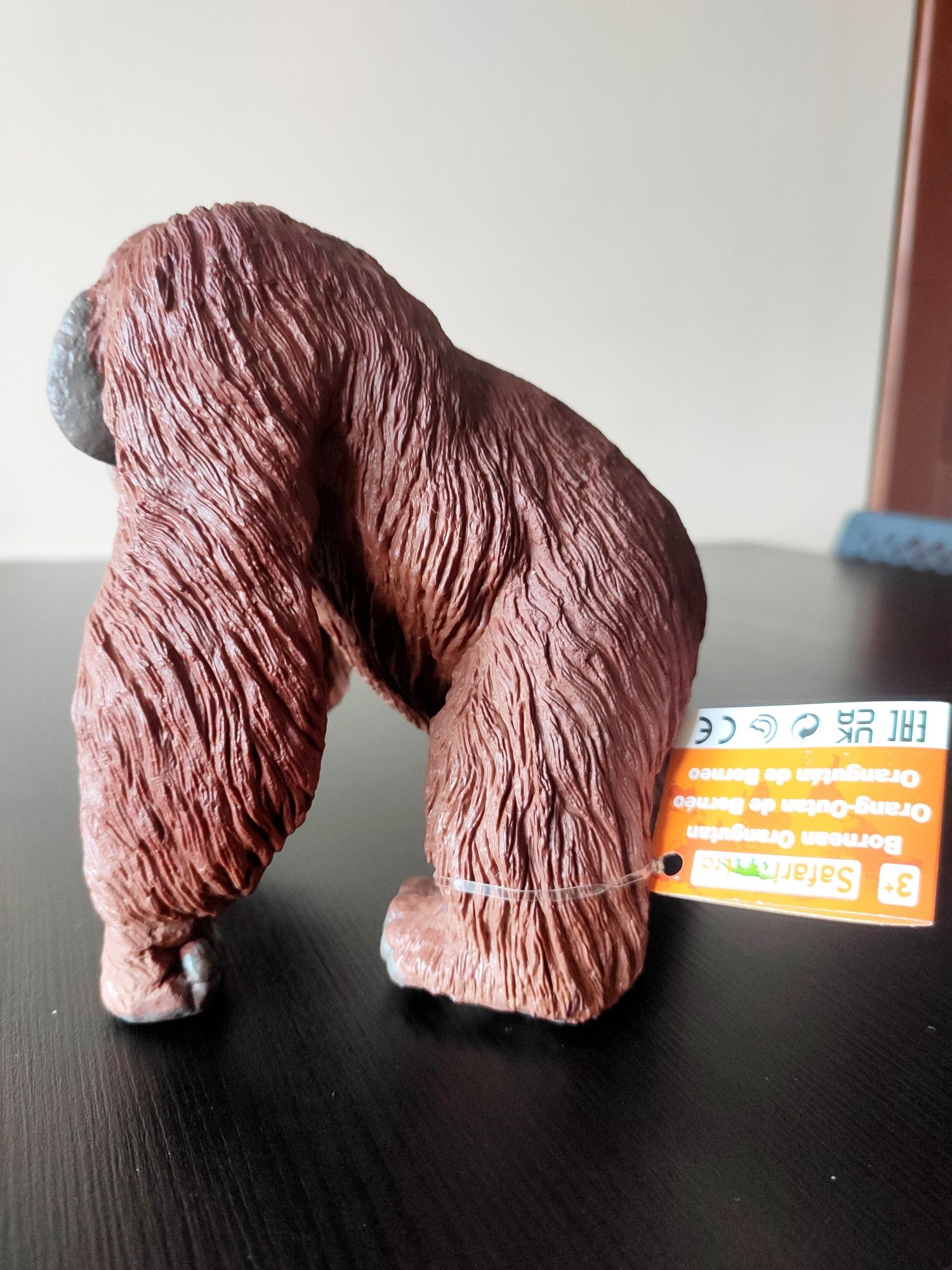 Figurka małpy orangutana.