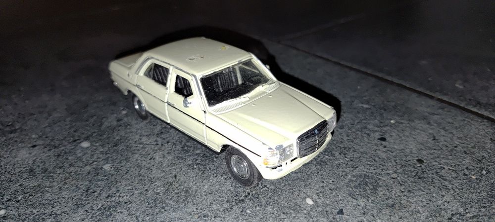 Model Mercedes Benz E-CLASS 1:43