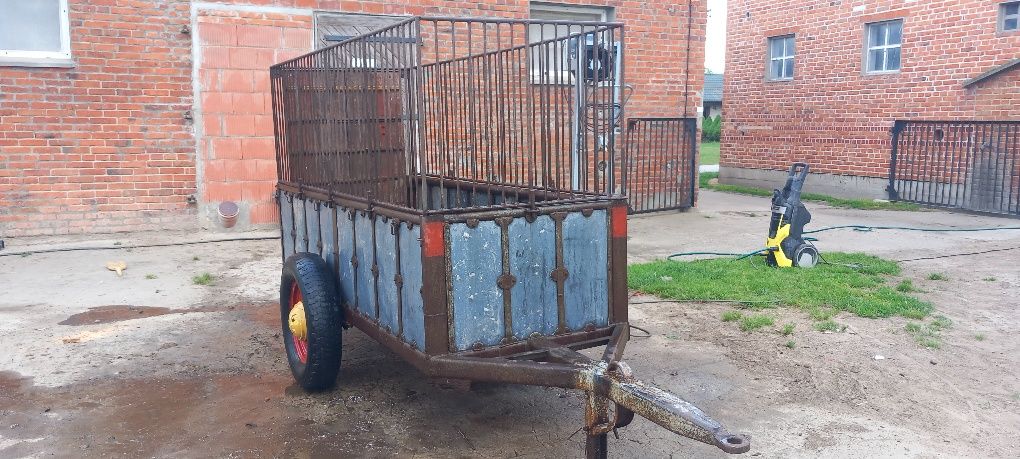 Wózek dwukołowy z zabudową