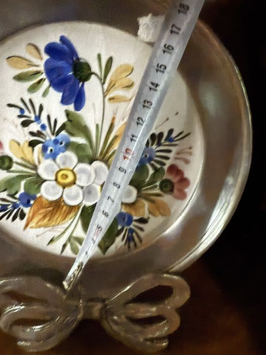 Prato em estanho com flores