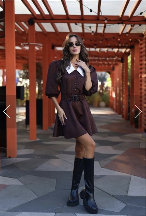 Класична замшева сукня з білим комірцем