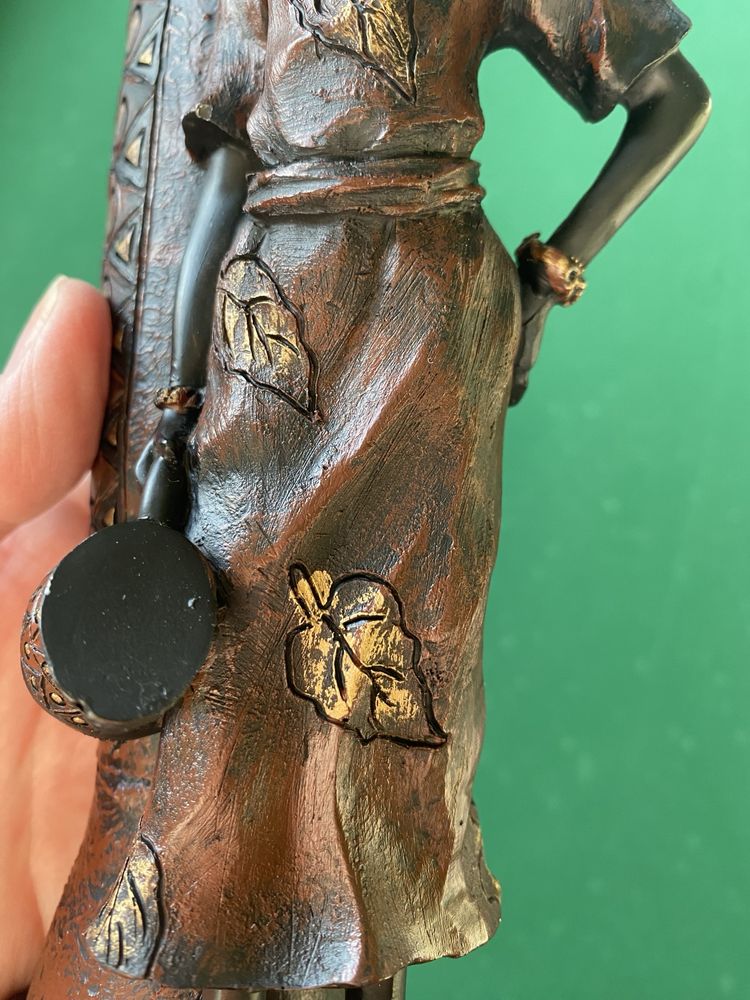 Figurka etniczna stara vintage kobieta z tubą na kadzidełka