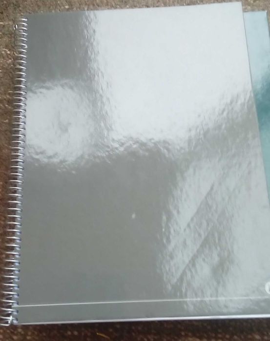 4 cadernos A4, 3 pautados e 1 quadriculado, de espiral novos.