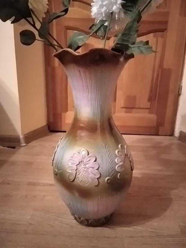 Керамічна ваза витонченої форми