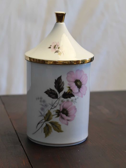 Pote de porcelana com flores