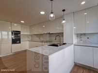 Apartamento T2 totalmente remodelado no centro Cruz de Pau, Seixal.