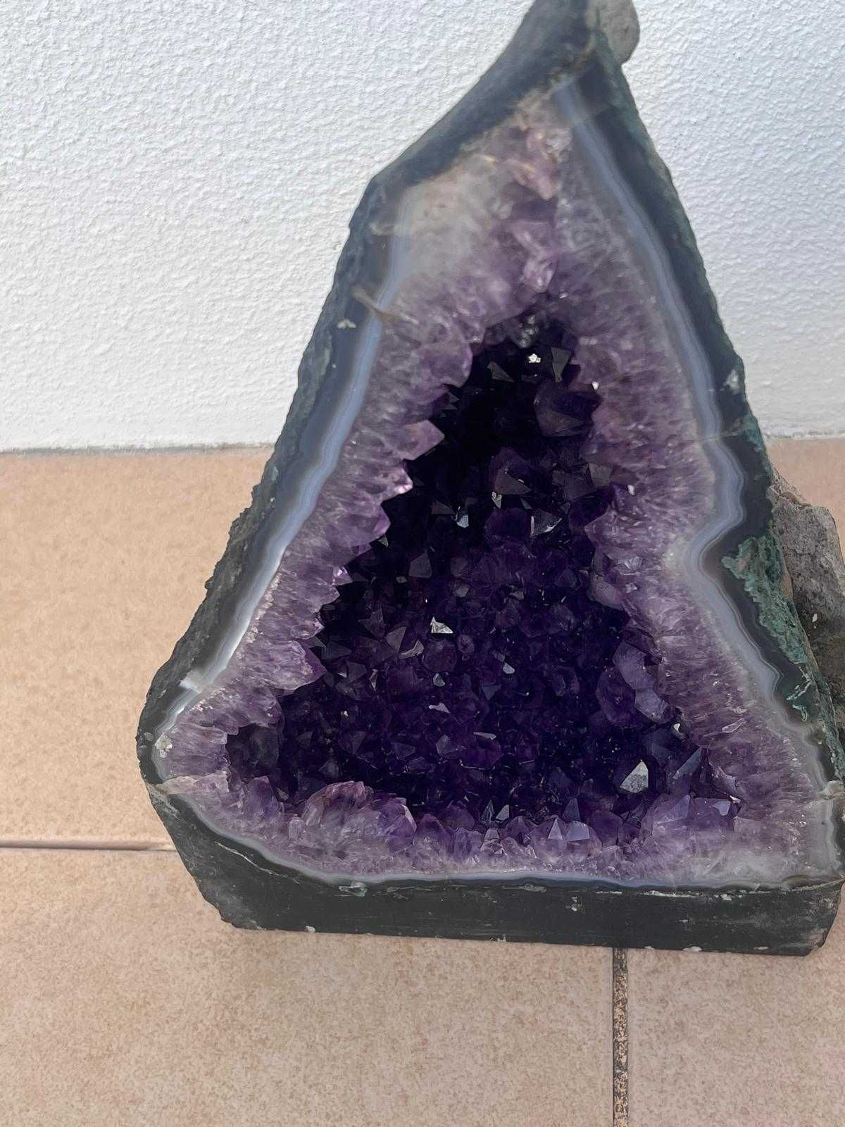 Deslumbrante Capela de Ametista – Beleza e Harmonia em um Só Cristal